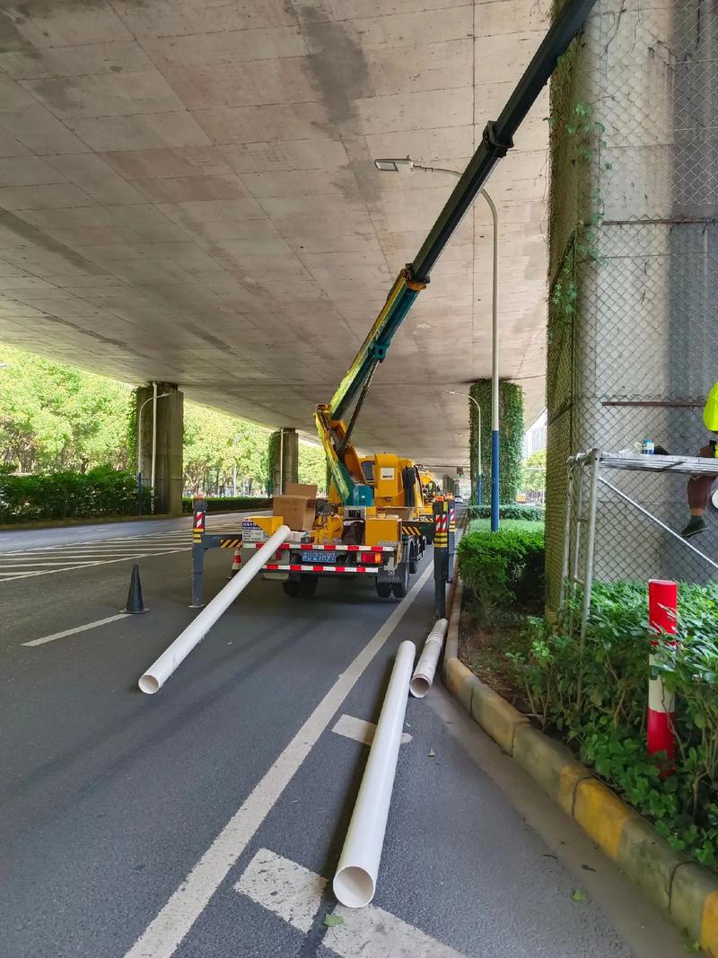 市政工程中高空作業車在安裝下水管現場的應用